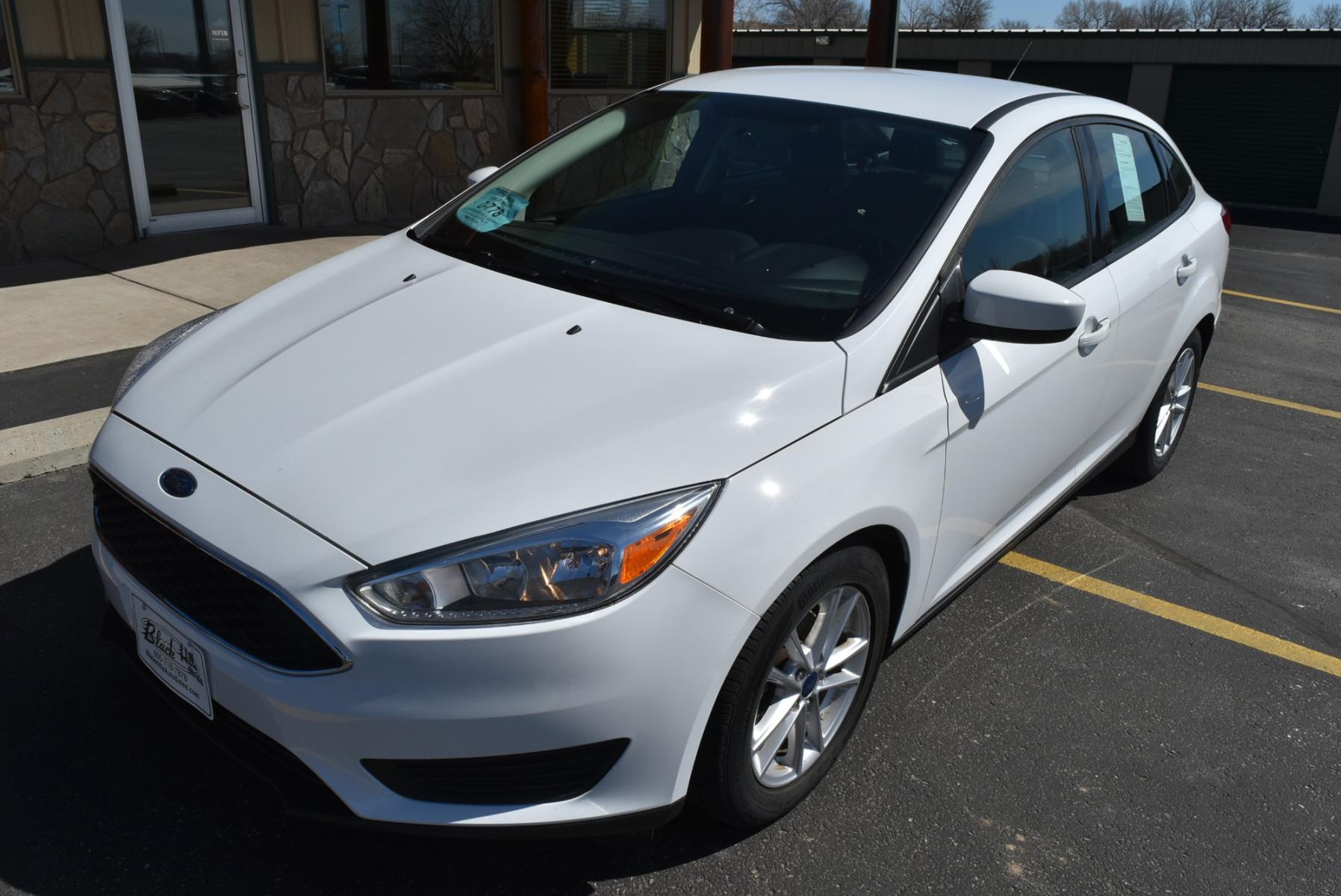 2018 White /Black Ford Focus SE (1FADP3F22JL) with an 2.0L I-4 GDI TI-VCT engine, 6-Speed Powershift Automatic transmission, located at 1600 E Hwy 44, Rapid City, SD, 57703, (605) 716-7878, 44.070232, -103.171410 - Photo #2